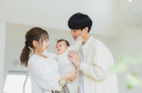 子供を育てる家族の写真